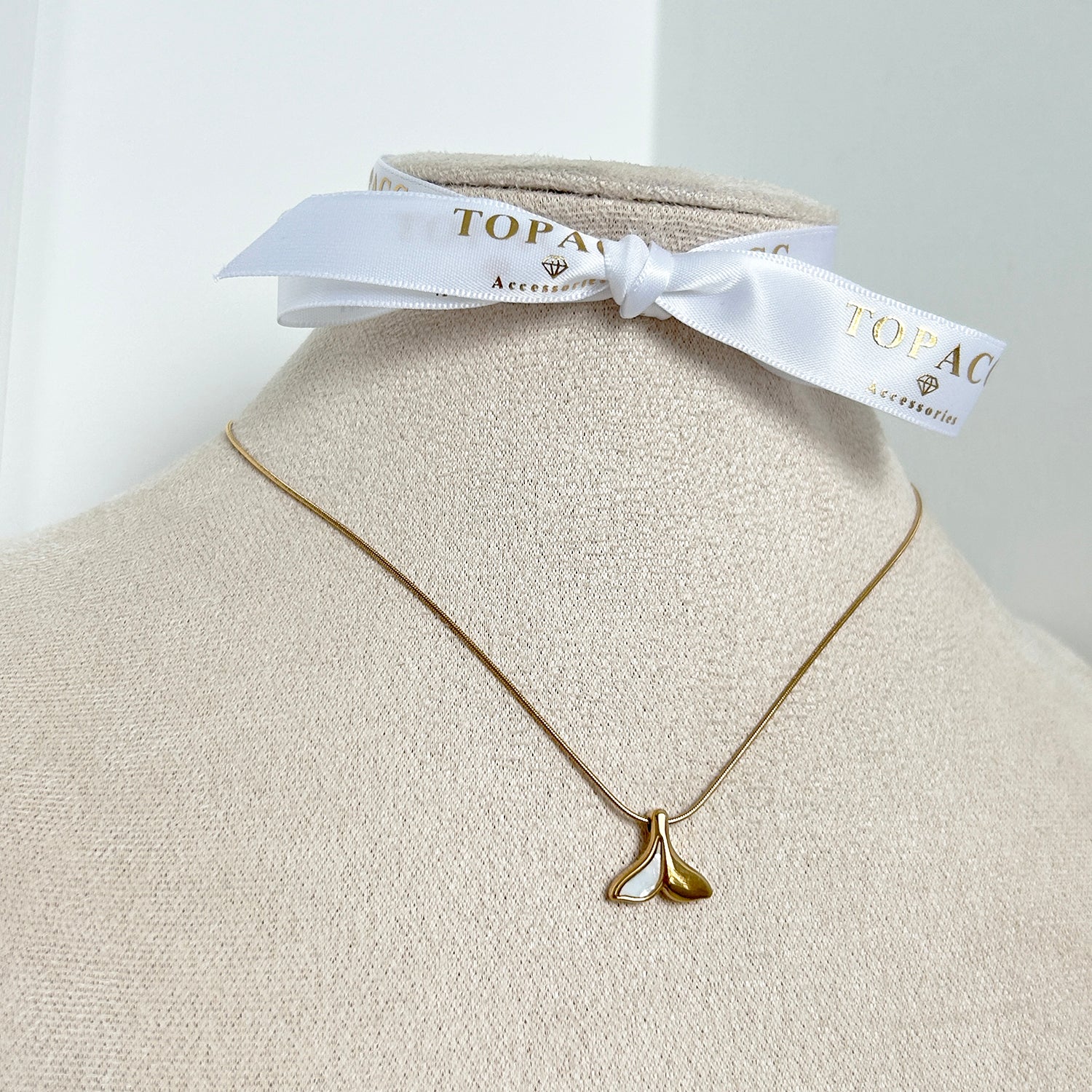 Julia / / NECKLACES