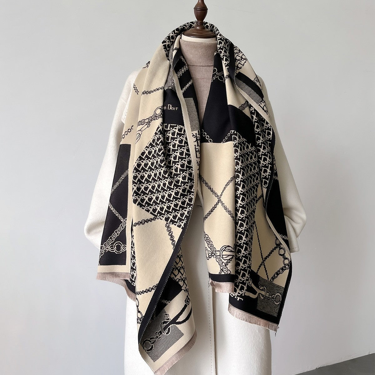 Chloe / / SCARVES, SHAWLS