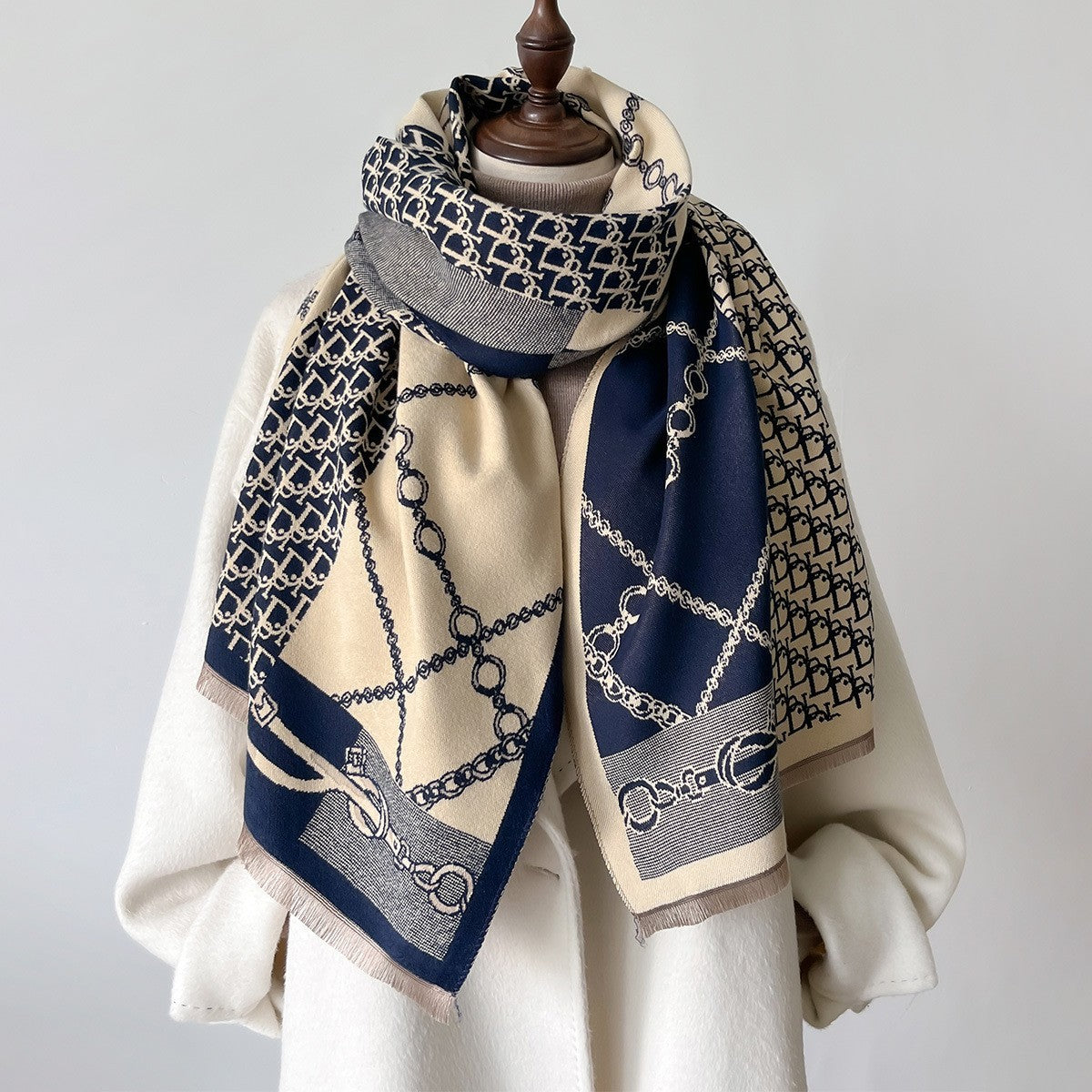 Chloe / / SCARVES, SHAWLS