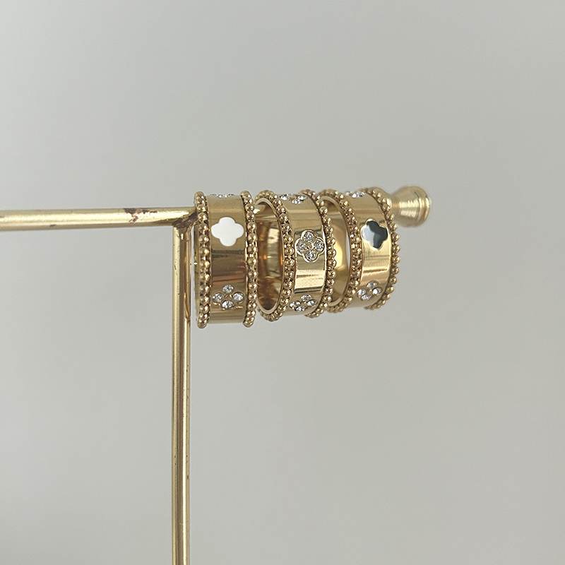 CLOVER / RING
