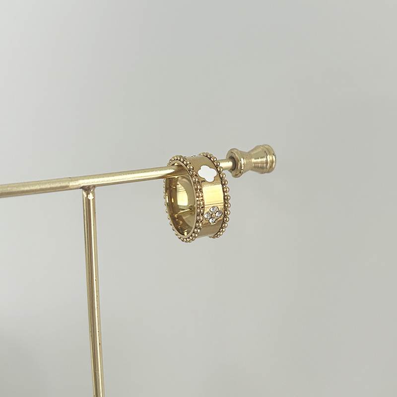 CLOVER / RING