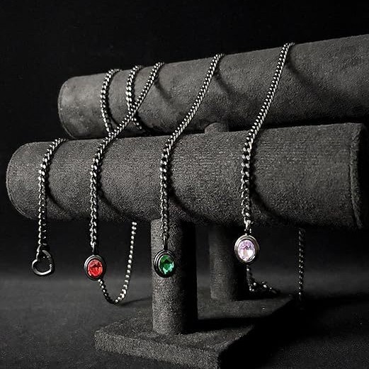 Retro Cuban chain necklace with stainless steel chain, heart O-ring clasp, and gemstone pendant detail