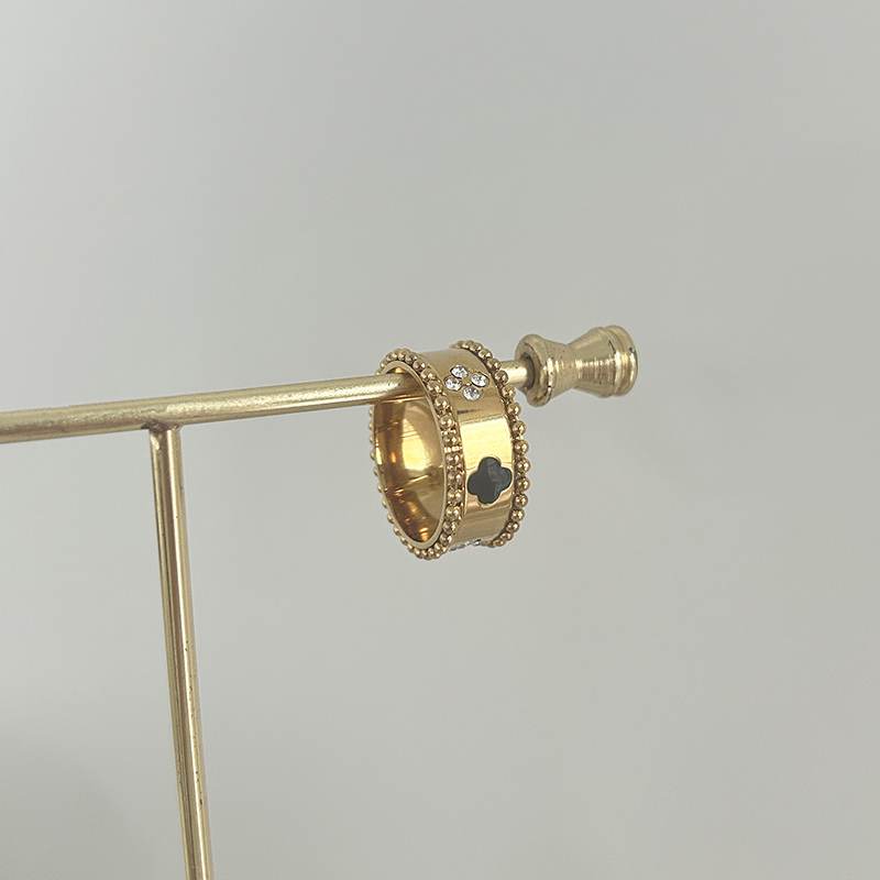 CLOVER / RING